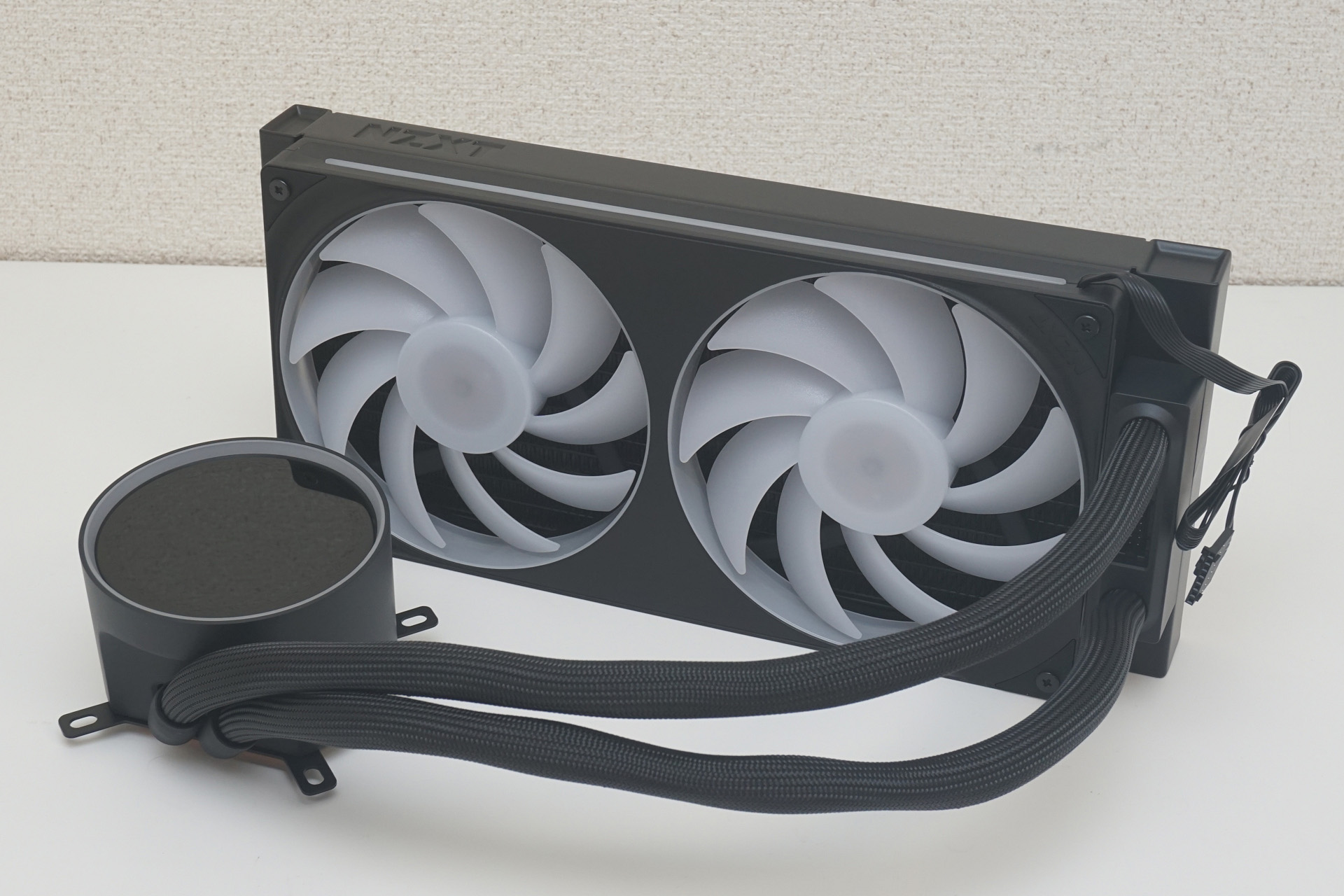 28cmクラスのラジエーターと2.36型の大型液晶モニターを備えるNZXTの簡易水冷型CPUクーラー「Kraken Elite 280 RGB」