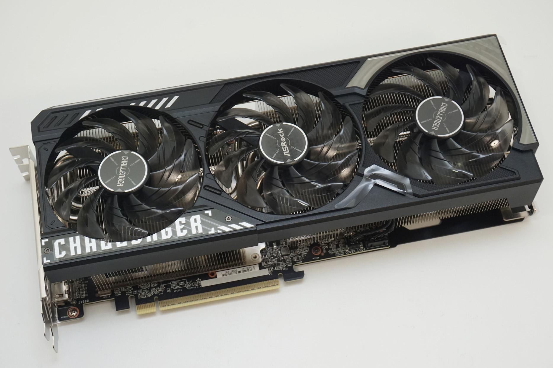 GPUは「Radeon RX 9070 XT」を搭載し、3基の冷却ファンを備えるASRockの「AMD Radeon RX 9070 XT Challenger 16GB」