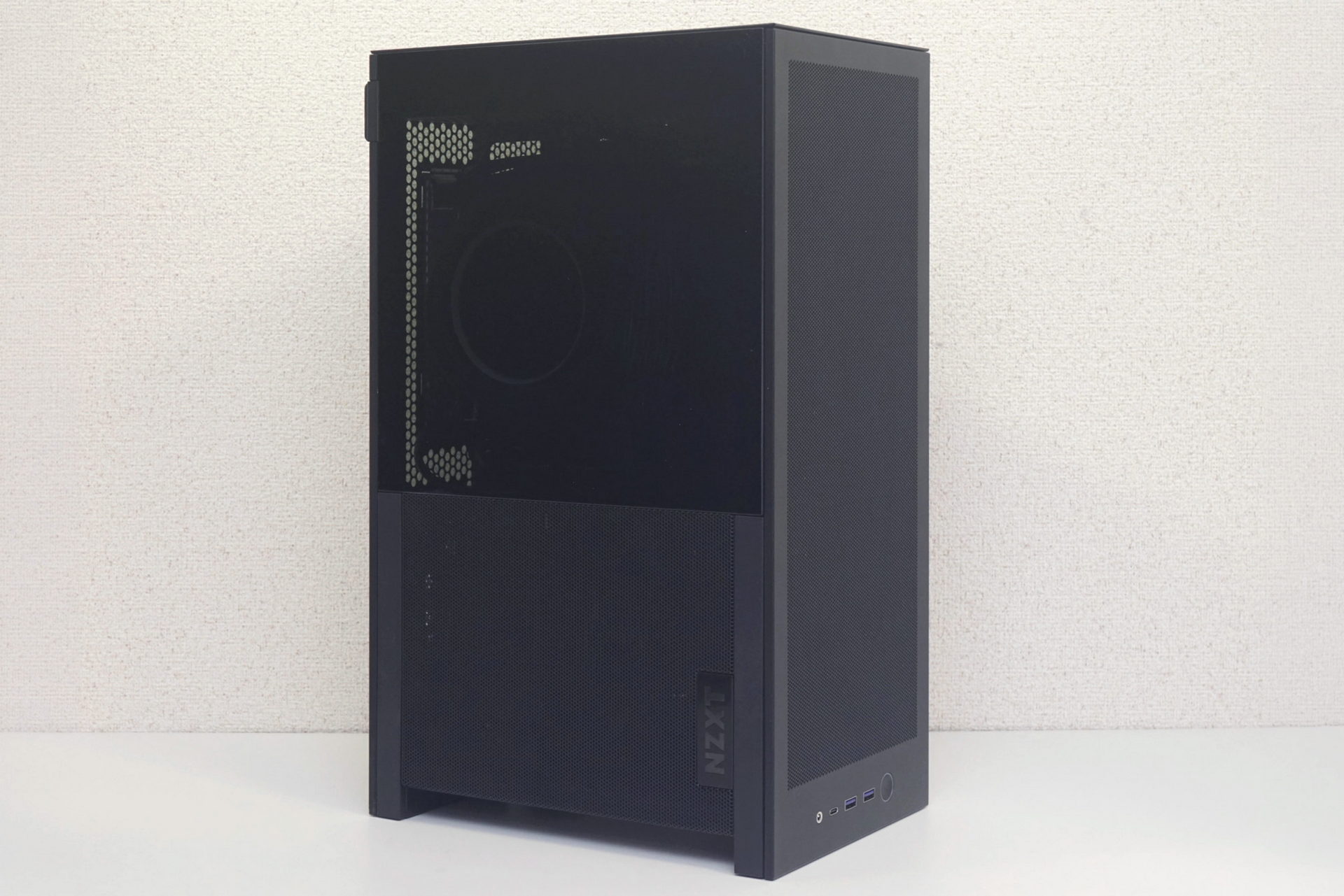 組み込み後はこんな感じで、非常にスタイリッシュな縦型デザインのPCだ