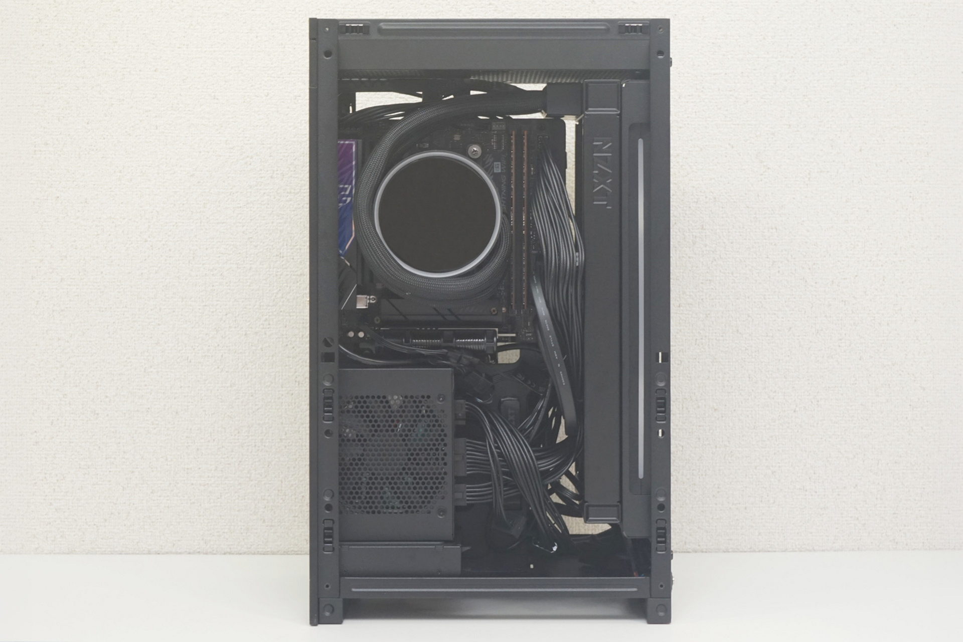 左側面にはマザーボードや電源ユニットを組み込む。前面のラジエーターとマザーボードベースの隙間は狭い