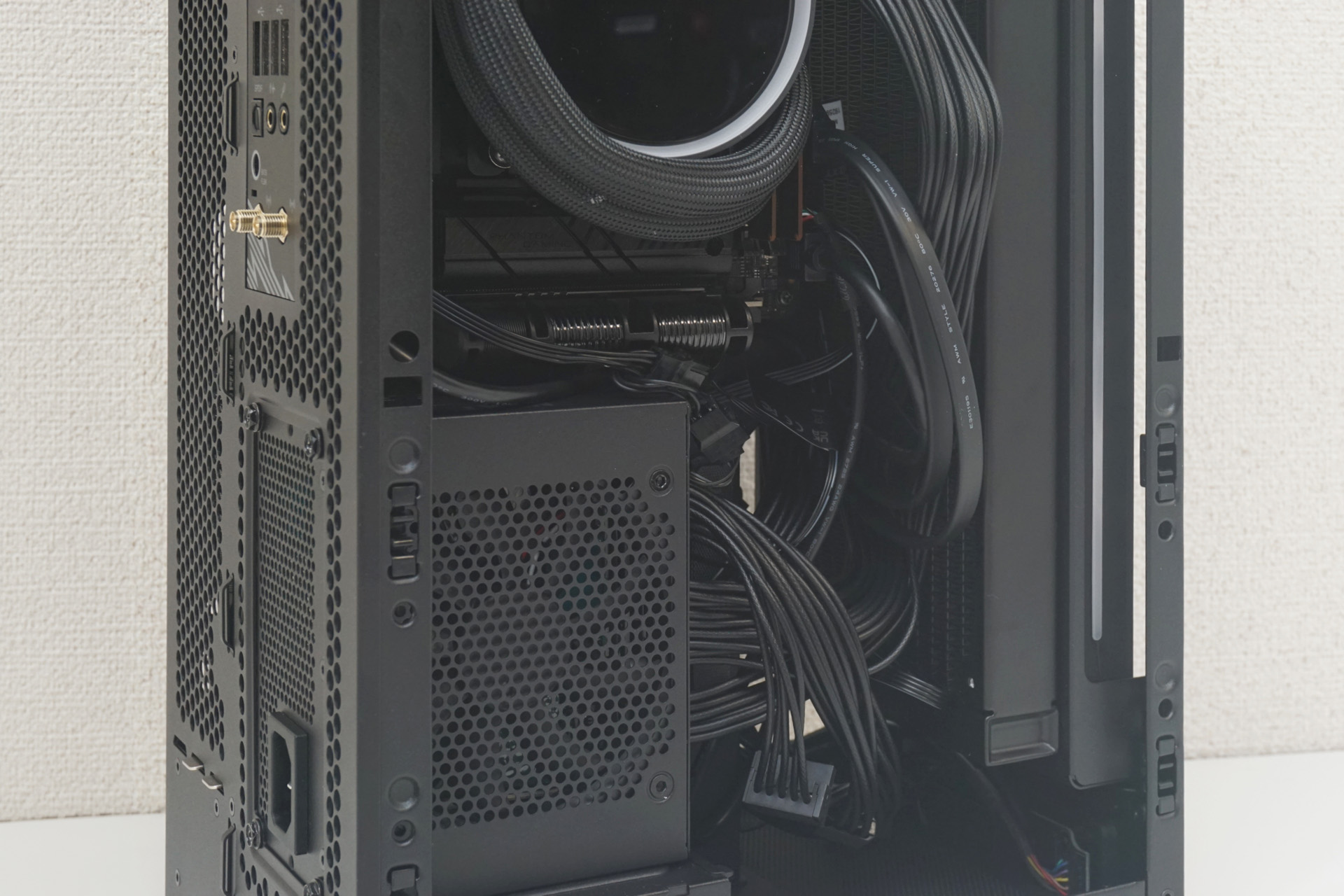ラジエーターとマザーボードの隙間に電源ケーブルなどが挟まった状態だが、冷却には問題なかった