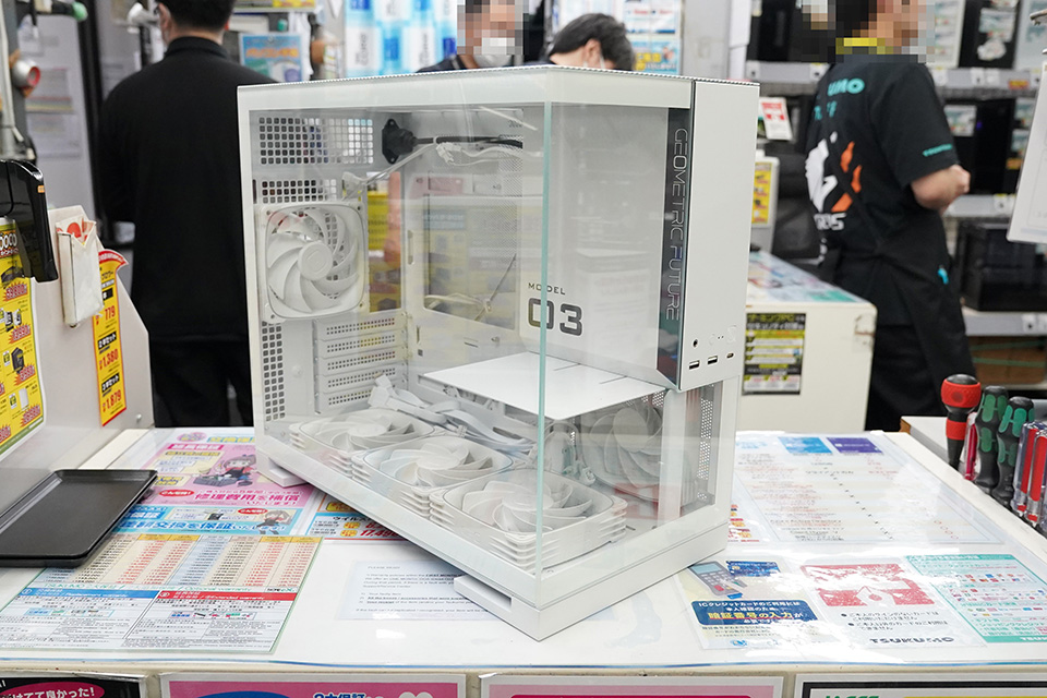 フィギュアが飾れるPCケース「MODEL 3 PLUS」、TSUKUMOで展示スタート