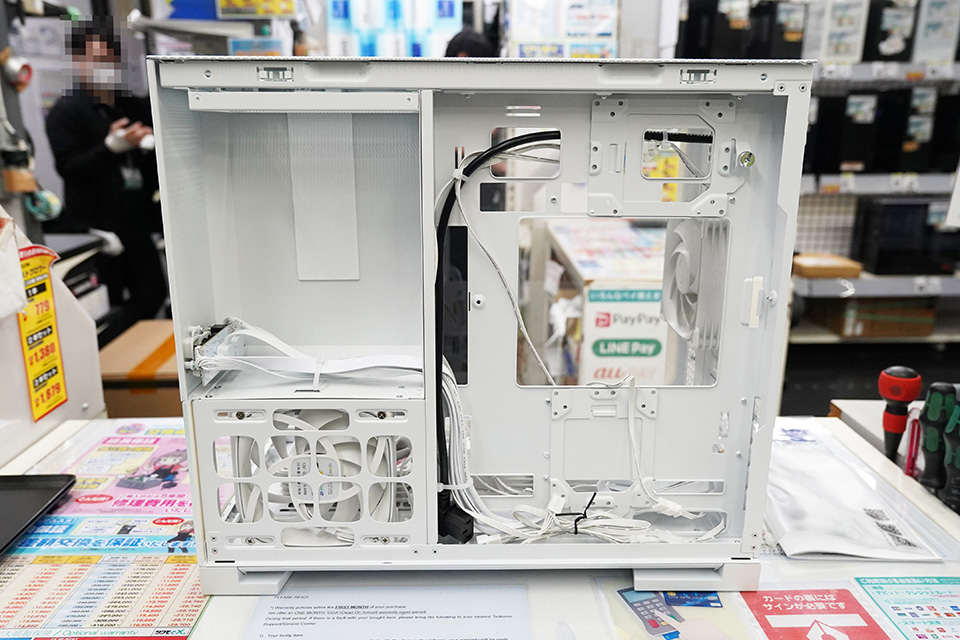 フィギュアが飾れるPCケース「MODEL 3 PLUS」、TSUKUMOで展示スタート