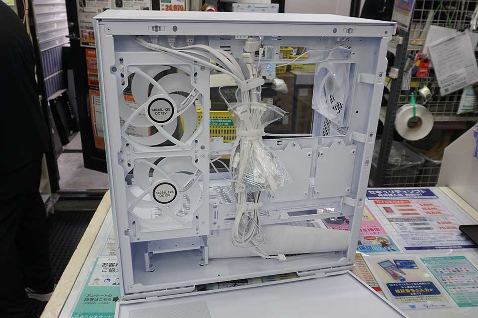 詳細な説明書に店員もびっくり、センチュリーのピラーレスPCケース