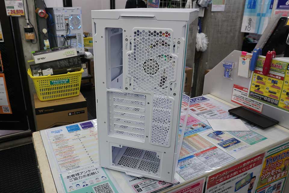 詳細な説明書に店員もびっくり、センチュリーのピラーレスPCケース
