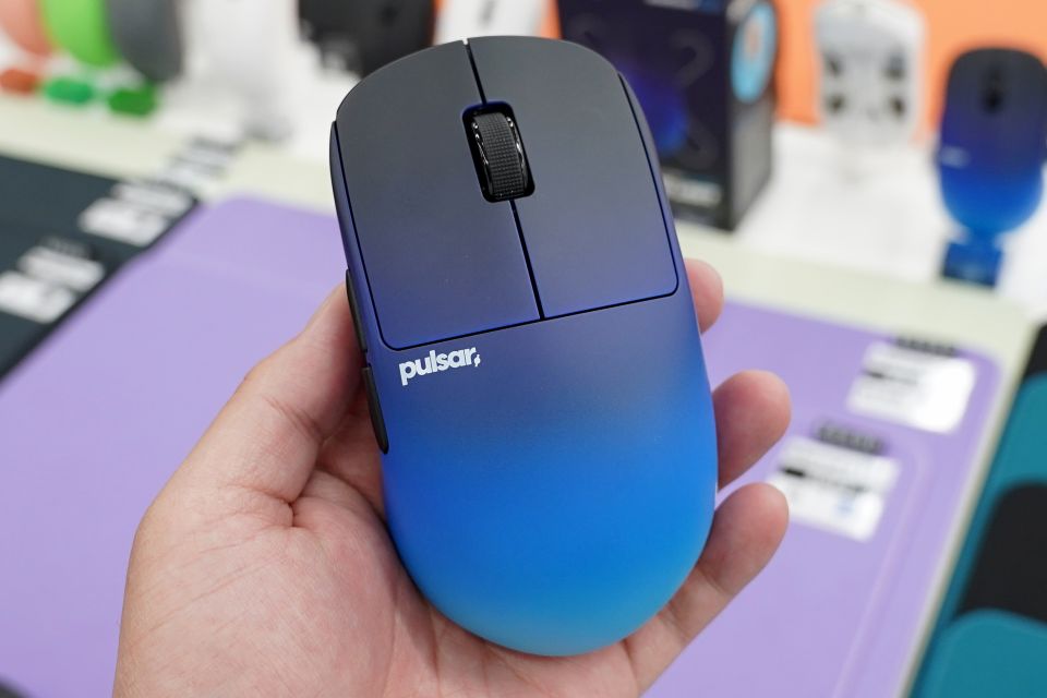 Pulsarの軽量ゲーミングマウス「X2H CrazyLight」にブルーの“BadSeed