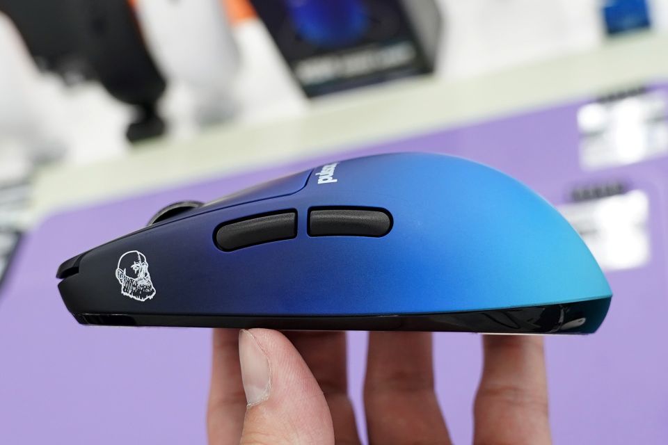 Pulsarの軽量ゲーミングマウス「X2H CrazyLight」にブルーの“BadSeed