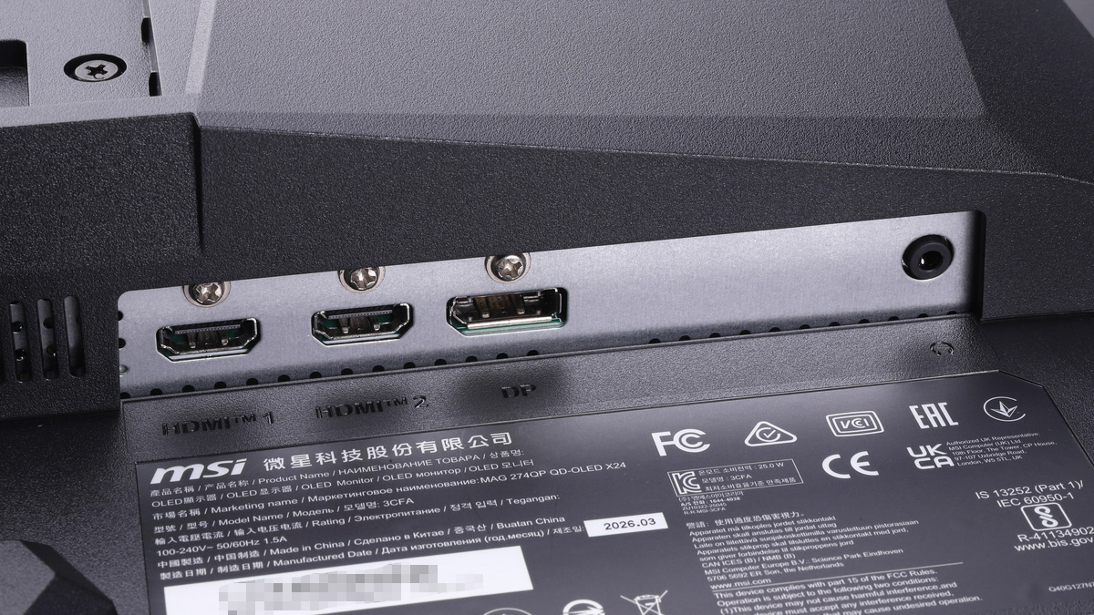 本体背面に配置されたインターフェイス。映像入力用はDisplayPort 1.4a(1基)とHDMI 2.1(2基)の3系統。付近にはヘッドホン出力も備えている