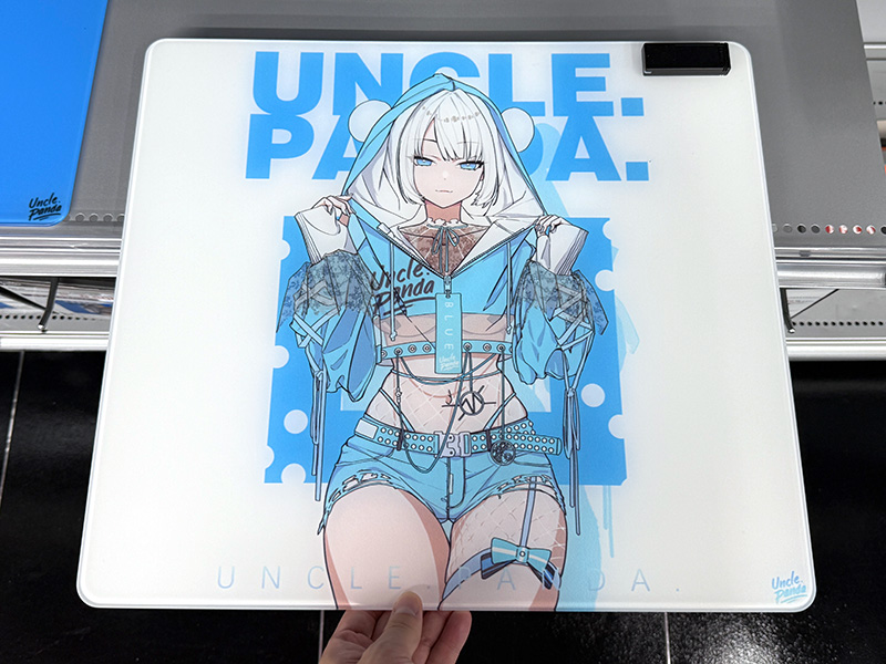 <a href="https://akiba-pc.watch.impress.co.jp/docs/news/news/2028271.html" class="deliver_inner_content i">フードを被った女性キャラが描かれたUncle Pandaのガラスマウスパッド「Blue SP」</a>