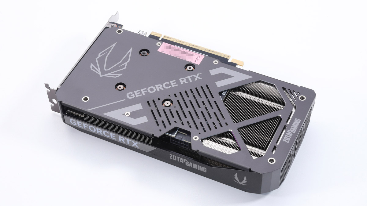 GeForce RTX 5060 Tiと16GBのGDDR7メモリを搭載しており、PCIe 8ピン×1系統で動作する