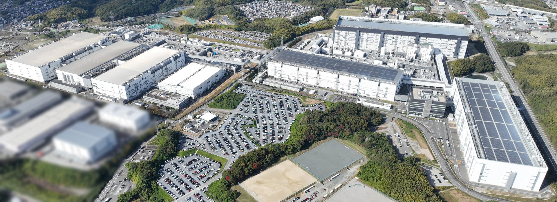 半導体メモリの開発・製造は三重県の四日市工場および岩手県の北上工場で行われている。写真は主力拠点の四日市工場。6つの製造棟に加え、開発センター棟を併設している<br>(C)2024 Kioxia