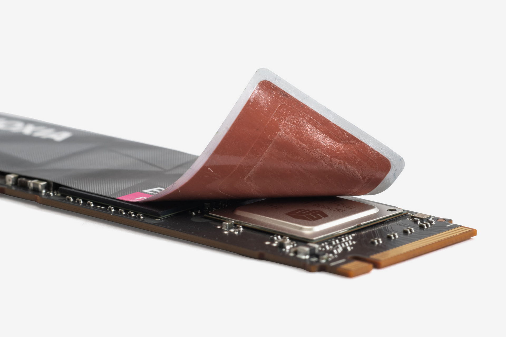 高速ゆえに発熱も大きめのPCIe 5.0 SSDだけに、放熱性を高めるため表面シールの接着面には銅箔が貼られている。今回取り上げる3製品はいずれも、PCIe 5.0 SSDとしては発熱が抑えられているのもポイントだ
