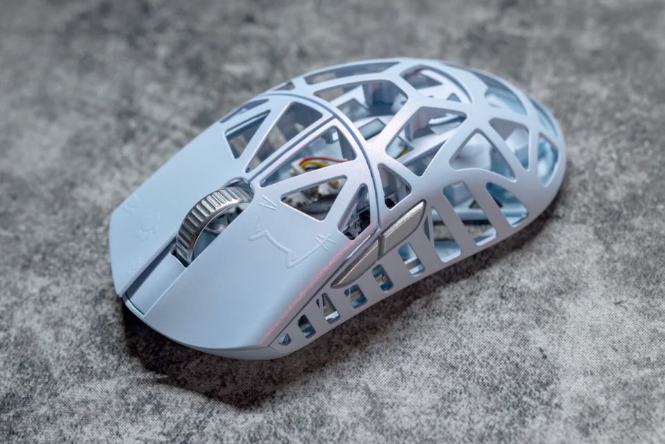 34gの軽量ゲーミングマウス「WLMOUSE Beast X Mini Pro」にIceBlueの