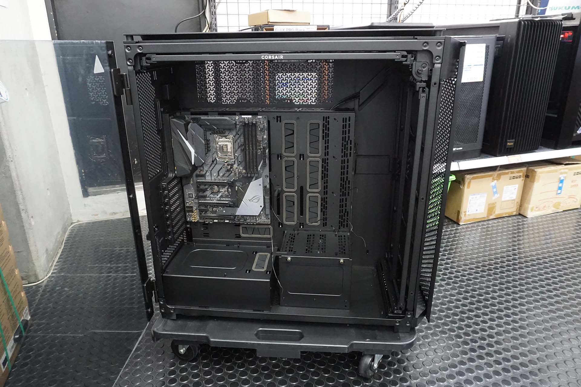 ATXマザーボードを組み込んだ状態
