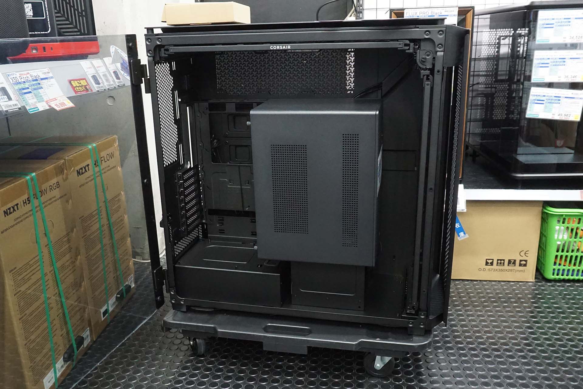 Antecの小型microATXケース「<a href="https://akiba-pc.watch.impress.co.jp/docs/news/news/2109253.html" class="deliver_inner_content i">ST20M</a>」をケース内に置いた状態