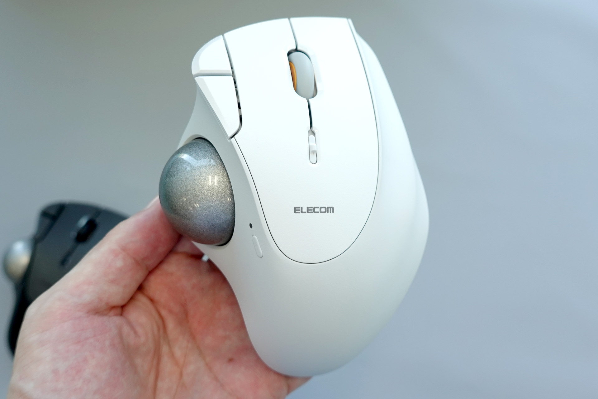 親指操作エルゴトラックボールの新モデル「IST PLUS」がエレコムから