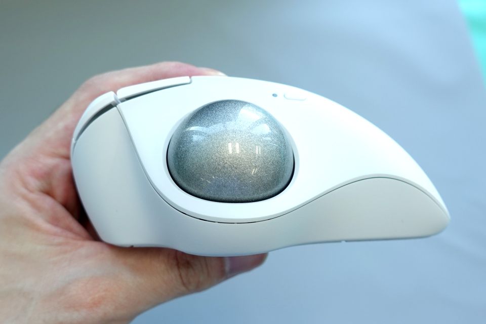 エレコム IST PLUS トラックマウスボール 本体 ホワイト 親指操作エルゴトラックボールの新モデル「IST PLUS」がエレコムから