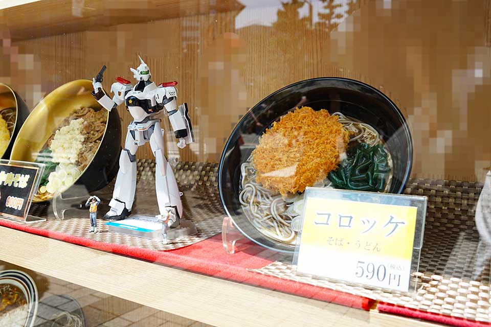 富士そばに「パトレイバーEZY」のコラボポスター、18cmの巨大な