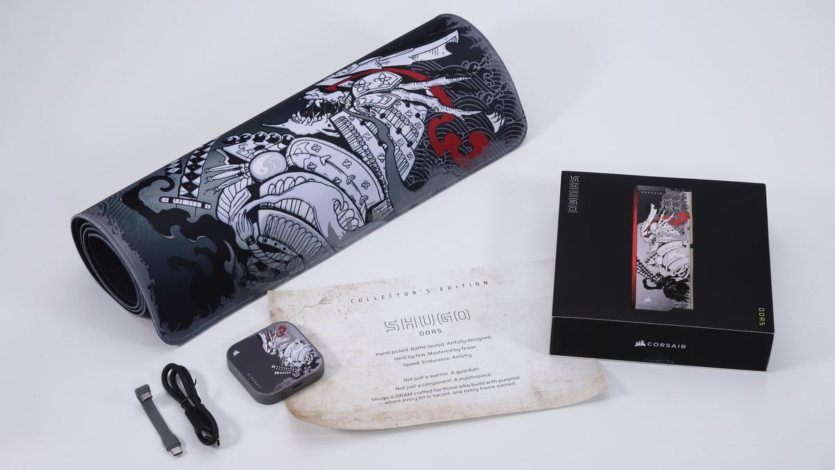 メモリモジュール本体のほか、ONYX BLADEの鎧武者デザインをあしらったポータブルSSDや大判マウスパッドが同梱されていた