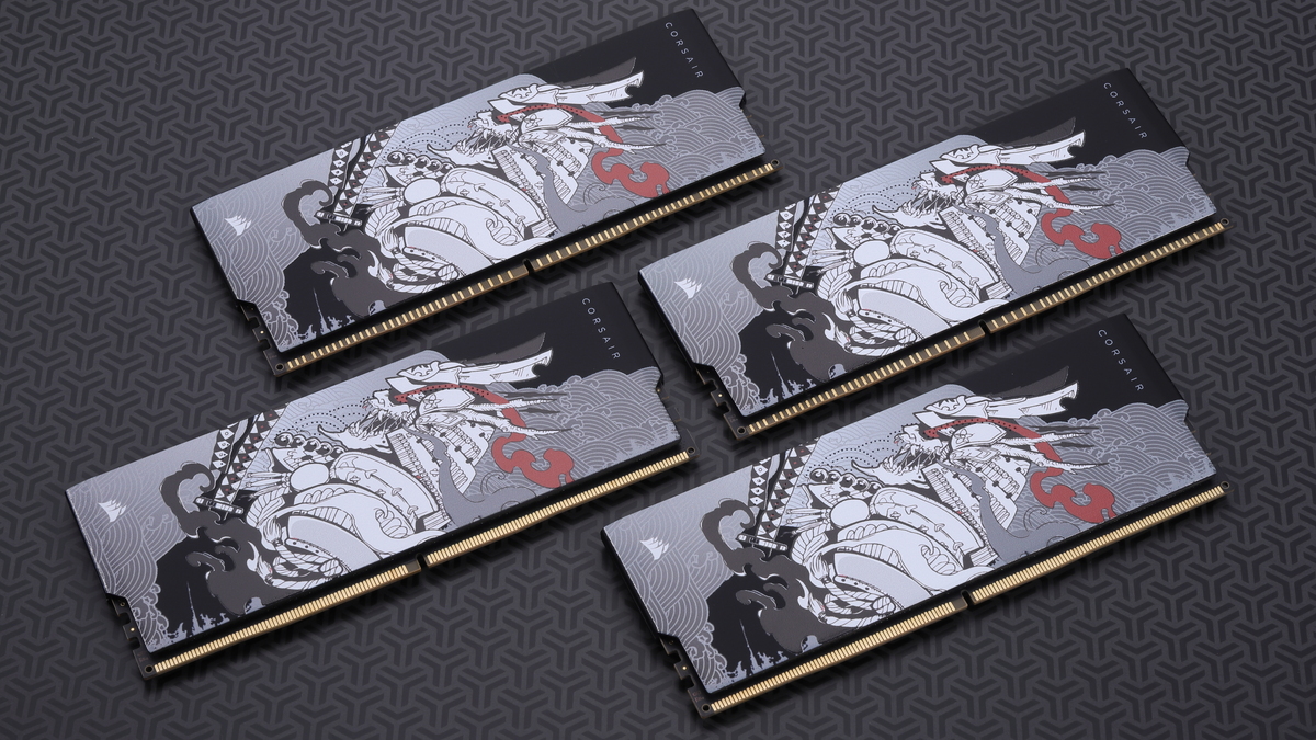 パッケージにはONYX BLADEの鎧武者デザインを採用した4枚のメモリモジュールが同梱されている。このうち、メモリチップが搭載されているのは2枚のみで、残りはダミーモジュールだ