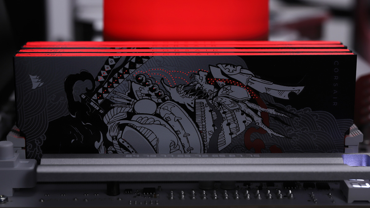 ヒートスプレッダには微細な穴が設けられており、稼働時は鎧武者のアートにRGB LEDによるイルミネーションが加わる