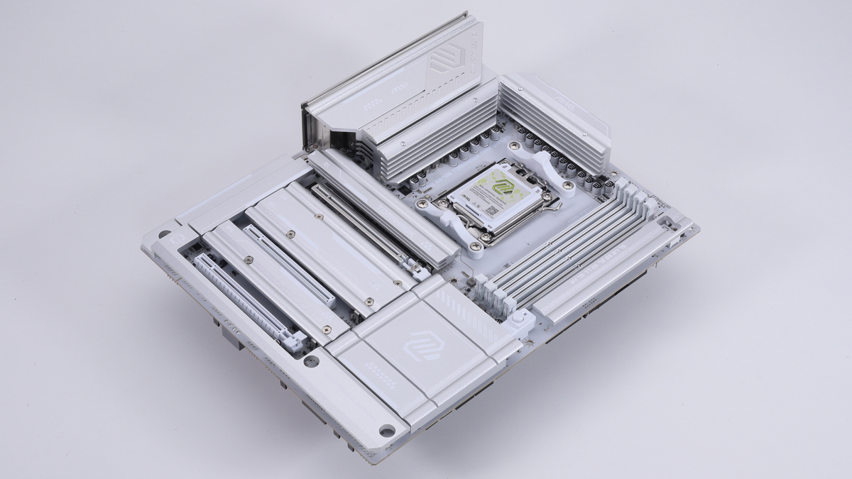 MSIの背面コネクタ採用マザーボードMAG X870E TOMAHAWK MAX WIFI PZ