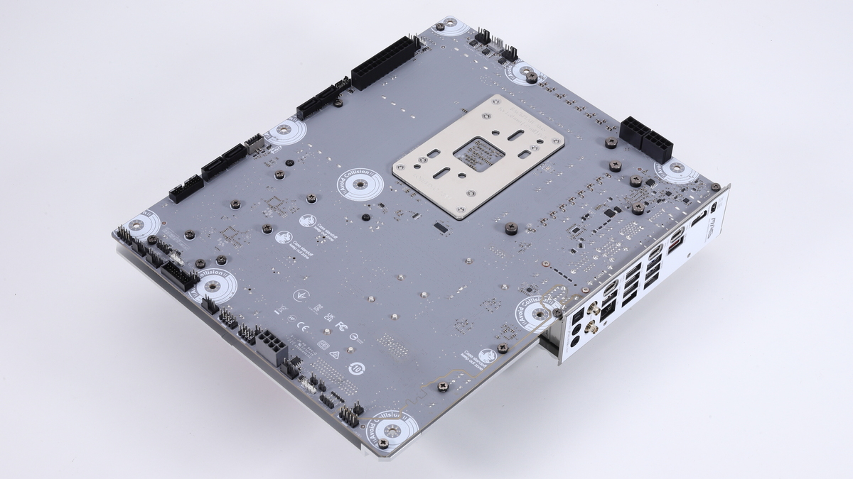 電源コネクタやピンヘッダーなど、ケーブルを接続するコネクタをマザーボード背面に実装している