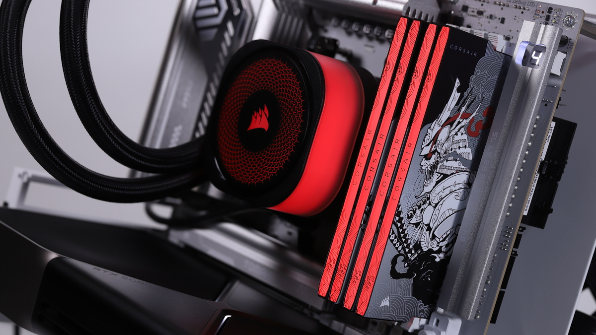 背面コネクタマザーボードはメモリの前に視界を遮るものがないため、SHUGO DDR5のヒートスプレッダアートを存分に堪能できる