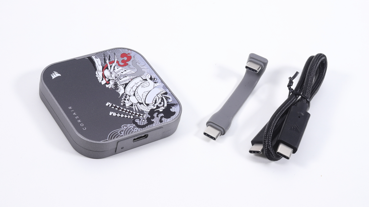 同梱されていたCORSAIRのUSB4対応外付けSSD「EX400U(2TB)」の特別モデル