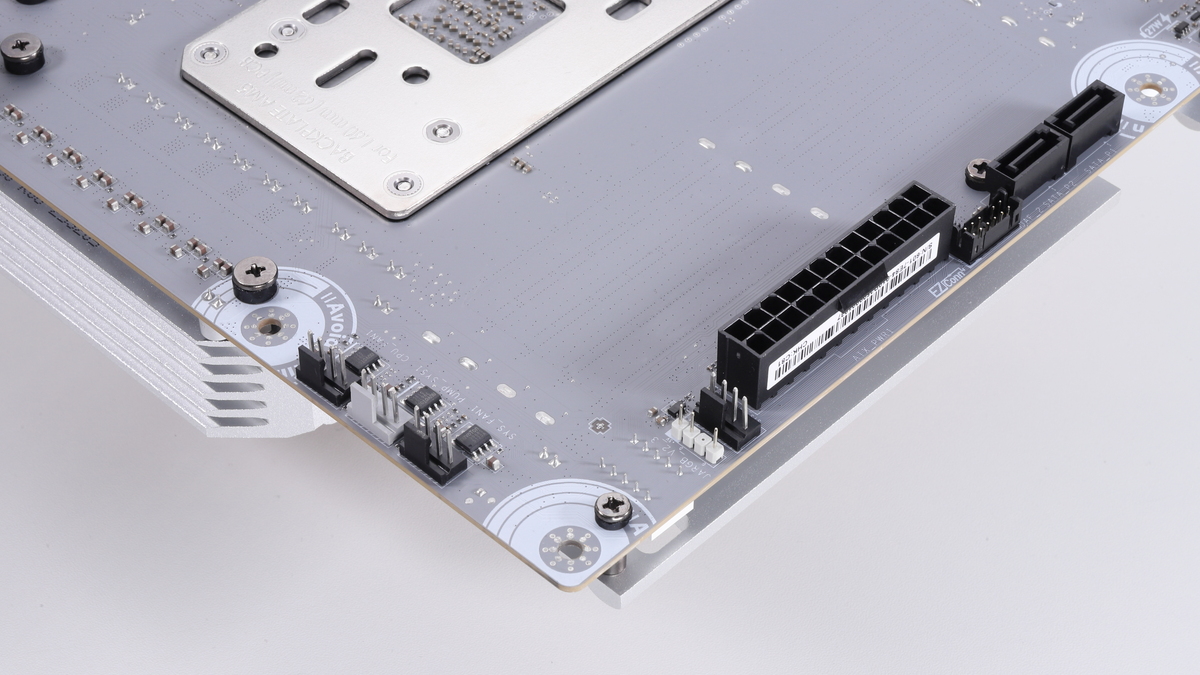 本来はメモリスロットに隣接するATX24ピンコネクタなどが背面側にあるので、メモリのビジュアルを最大限に活かせる