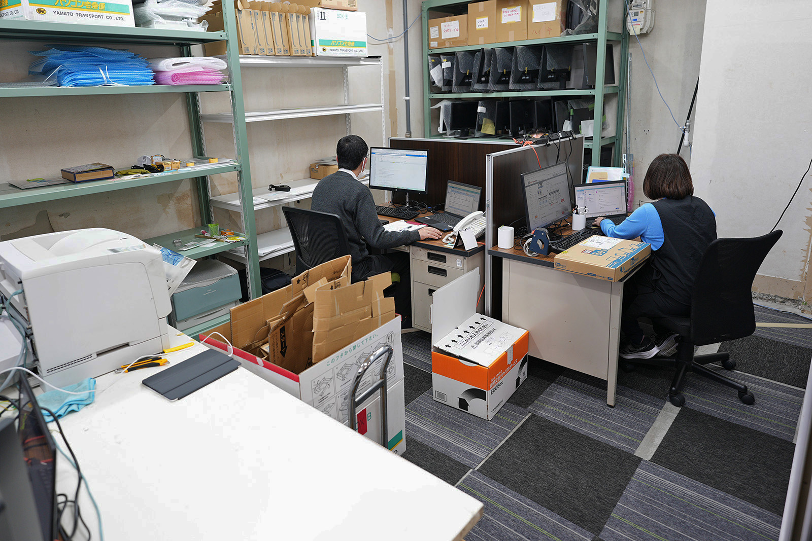 第一工場側ではサポートやデザイン業務を行う部門も作業を行っている