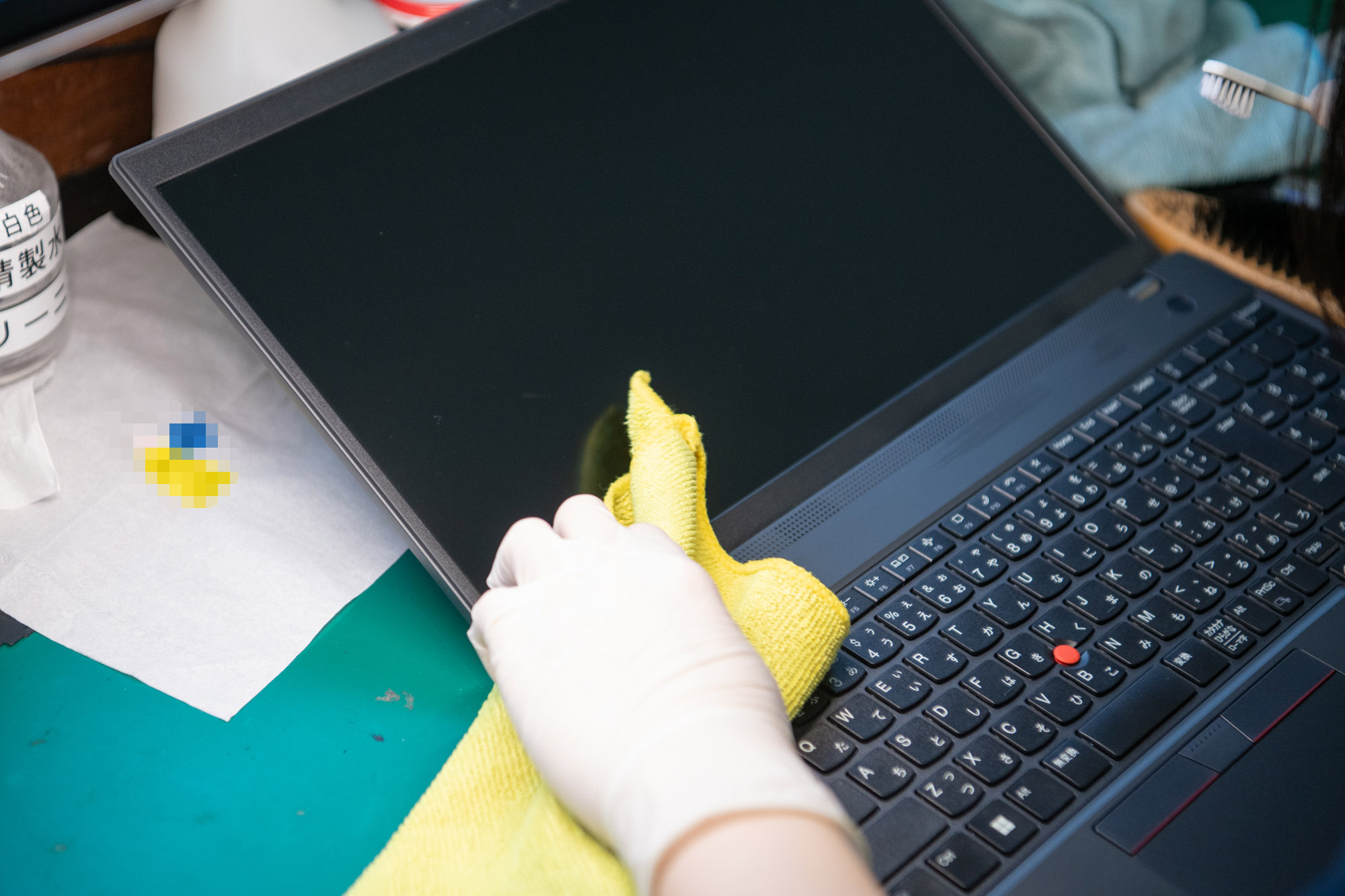 液晶などの汚れもしっかり落として清掃作業は完了