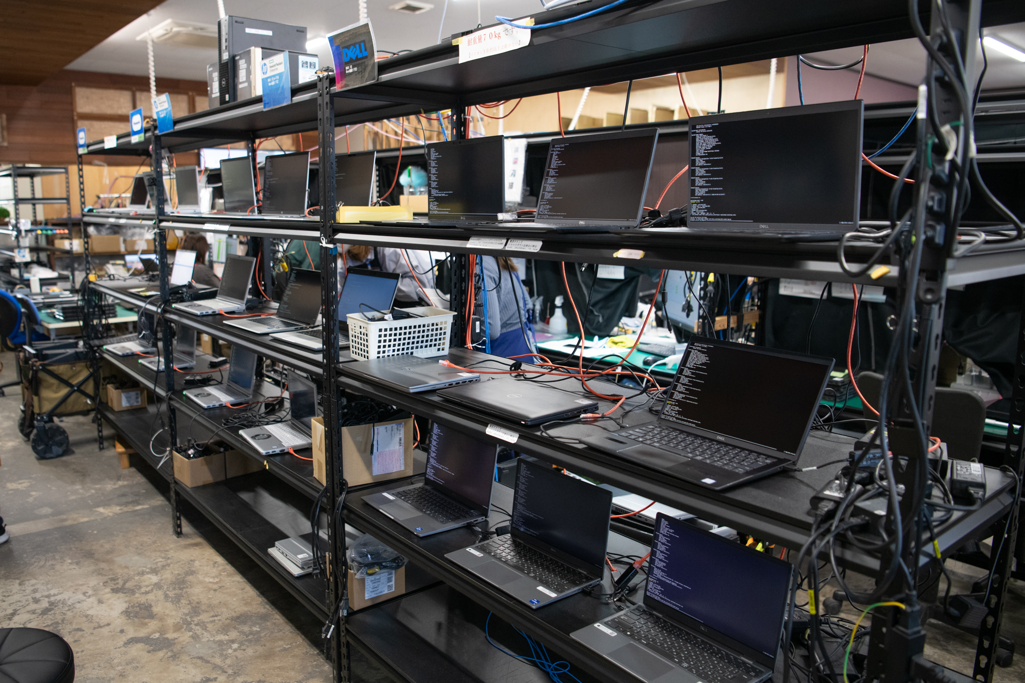 同時に多数のPCのOS再インストール作業ができるよう広めにスペースがとられていた