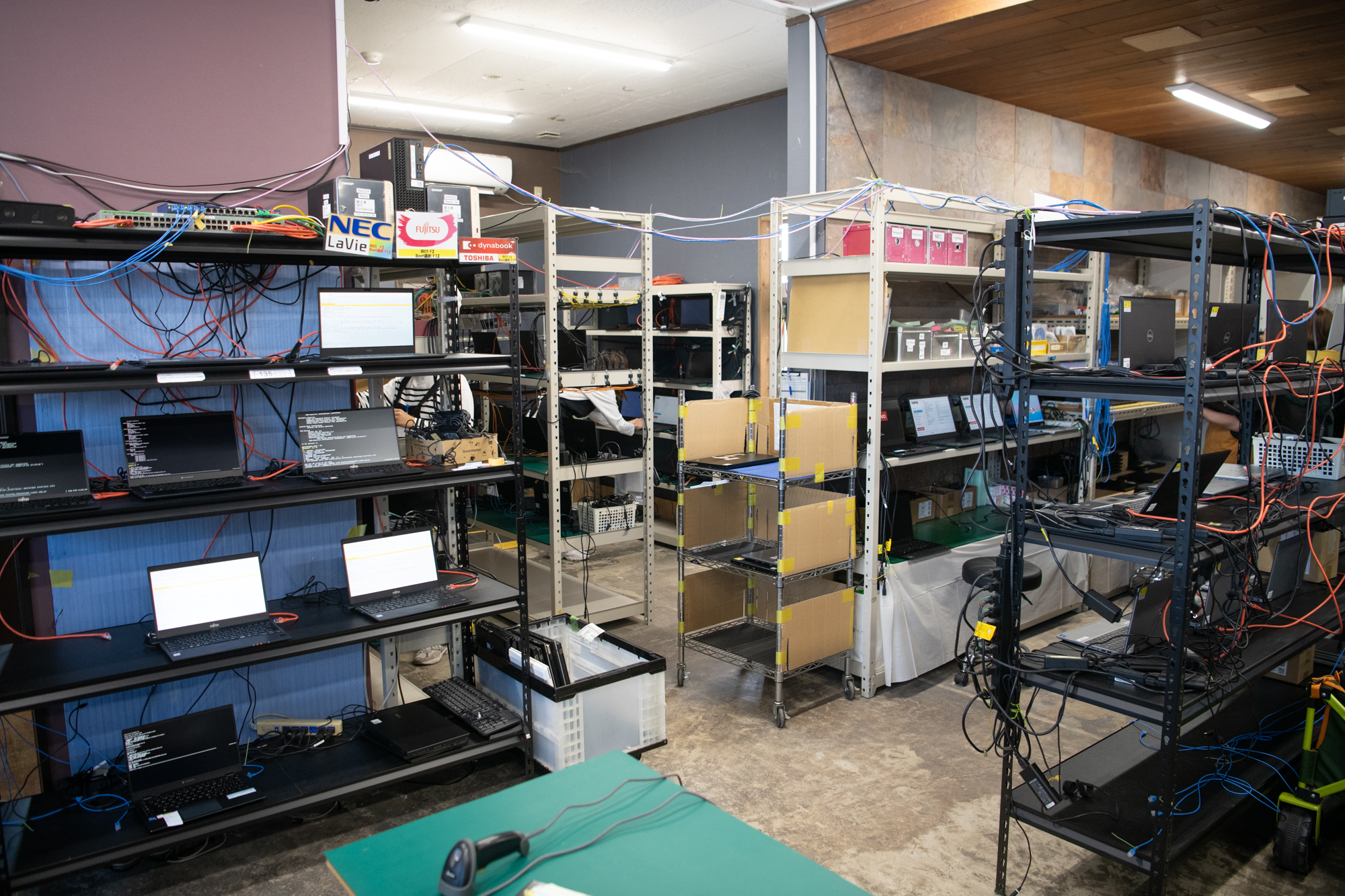 OSセットアップのエリア、清掃が終わるとOSの再インストール作業が行われる