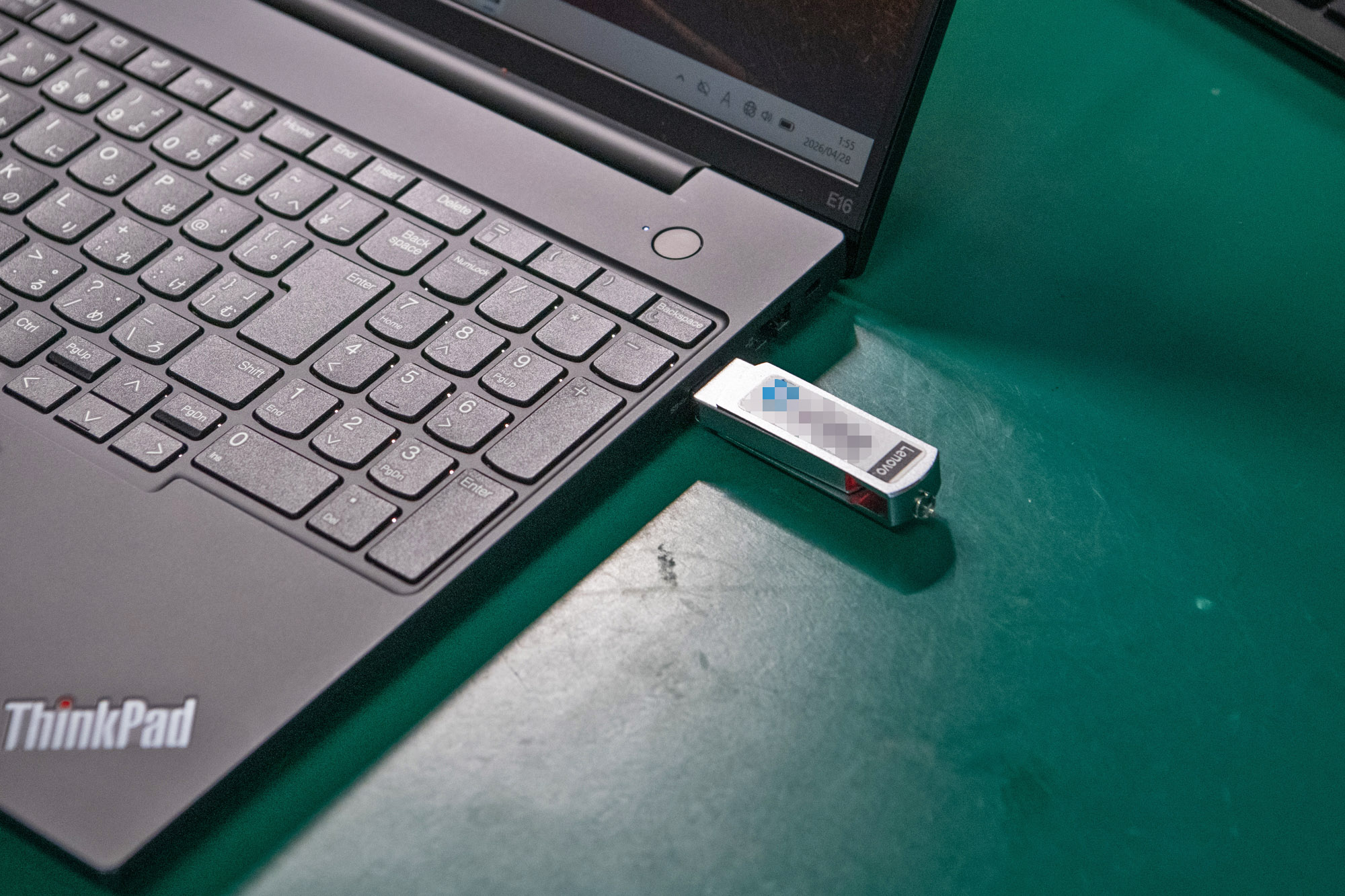PCのステータスを自動的に読み取りQRコード化するアプリは自社で用意。外部から社内システムが汚染されることが無いようにネットワークの回線は完全にわけて利用しているという