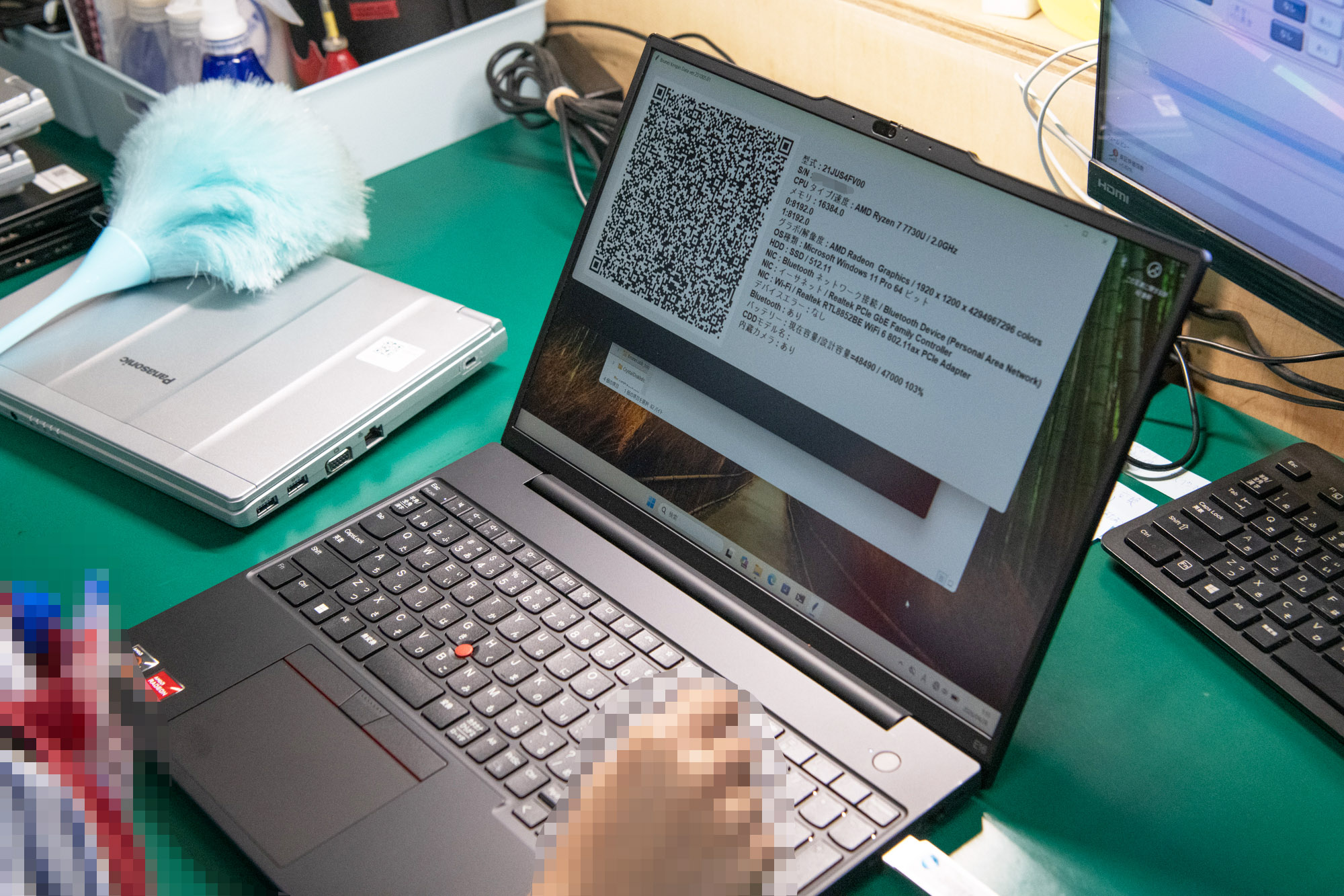 在庫管理や販売などを扱うデータベースにはQRコードを介して製品の情報を登録する