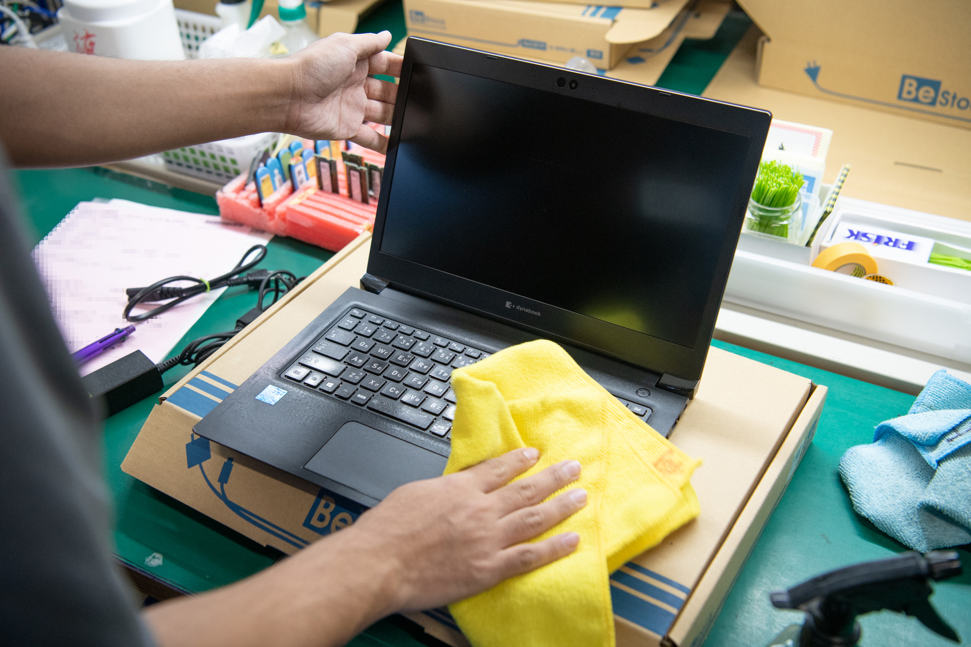 動作テストが完了した製品は再度念入りに清掃される