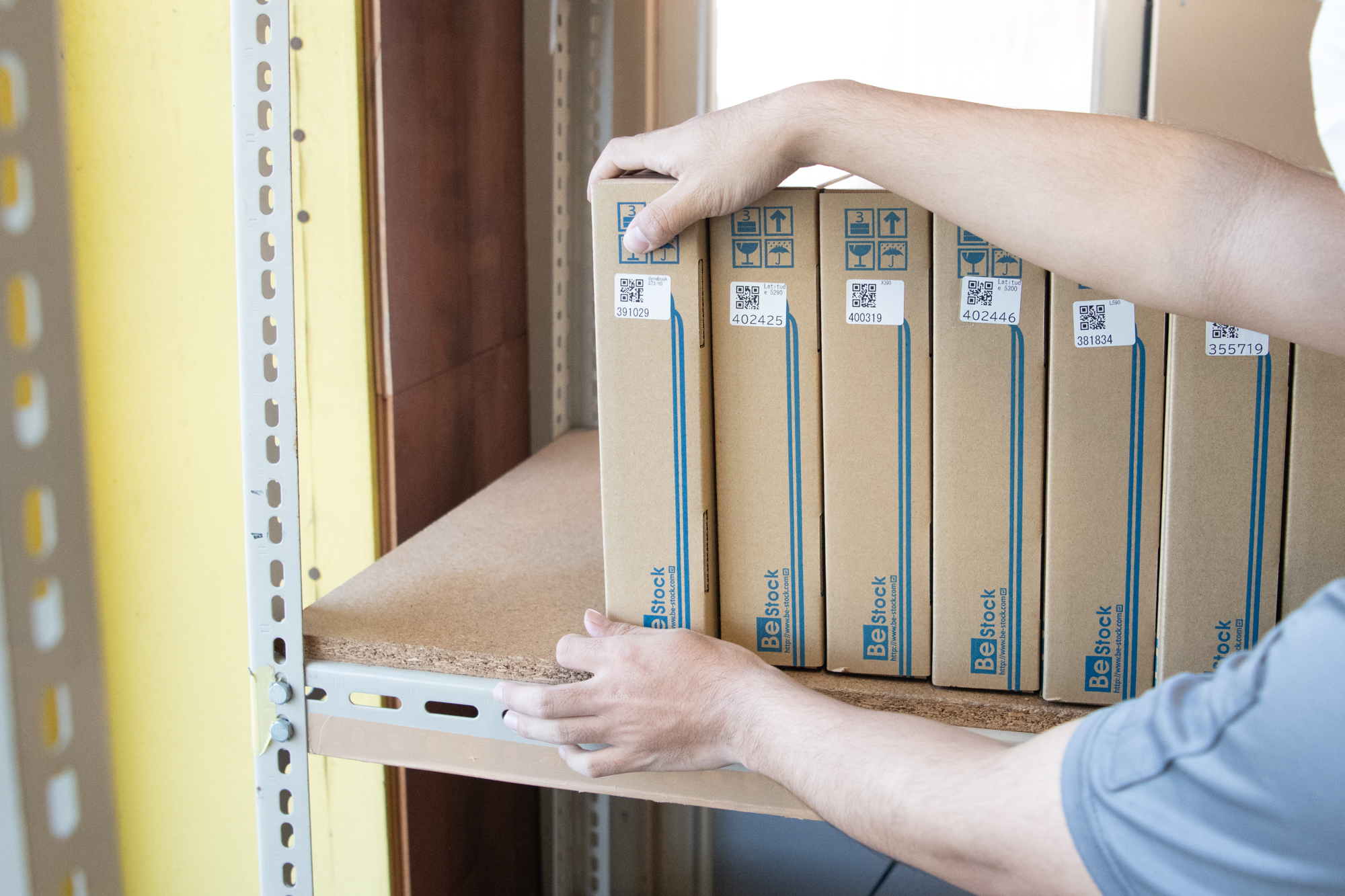 運送業者が回収するラックに製品を収納して作業は完全に完了