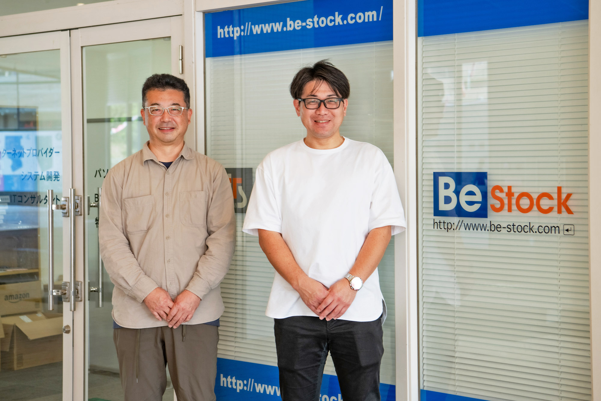 Web通販部 鹿屋事業所長の山口 秀輝氏(左)とWeb通販部 センター長の笛 厚三郎氏(右)