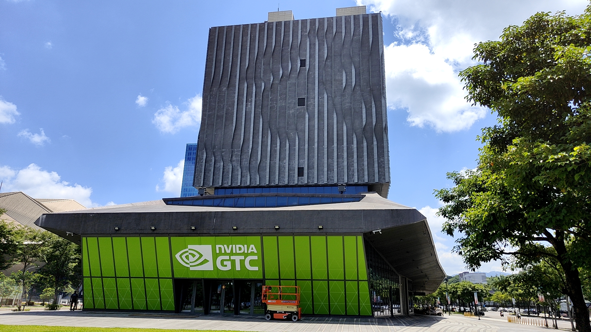 NVIDIAのジェンスン・フアン氏が「GTC Taipei」の基調講演を行う台北流行音楽センター