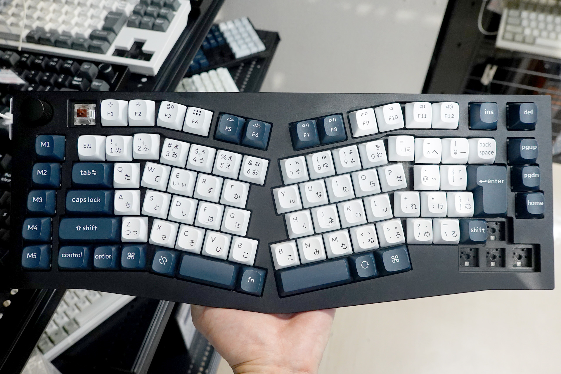 変わった例としてはRow-staggeredを元に途中から角度をつけた「Aliceレイアウト」などの派生系も。写真は「<a href="https://akiba-pc.watch.impress.co.jp/docs/news/news/1638120.html" class="deliver_inner_content i">Keychron Q10 Max</a>」