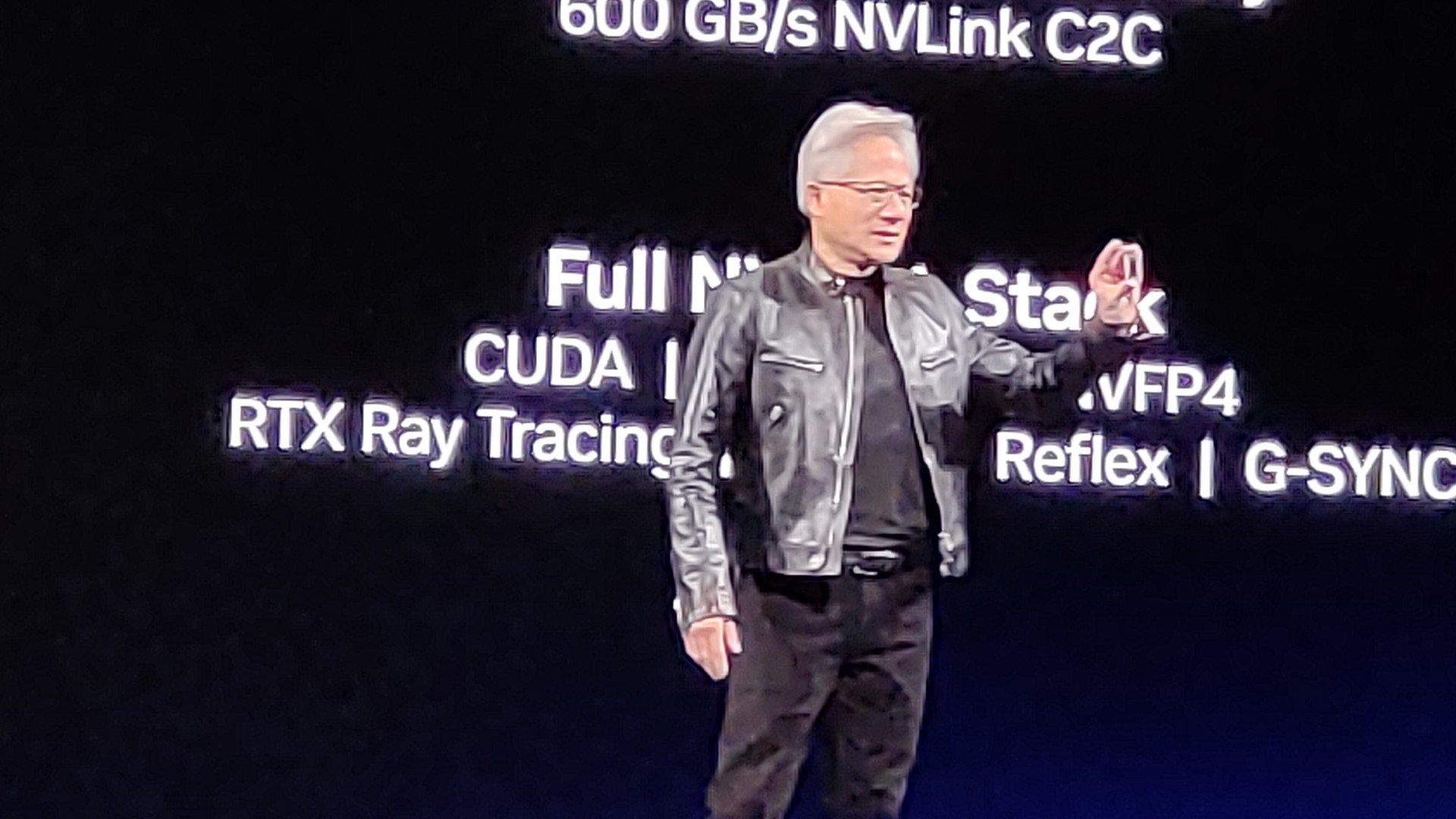 約13年ぶりにNVIDIAが投入するArmベースのWindows向けSoC「RTX Spark」を手にするフアン氏