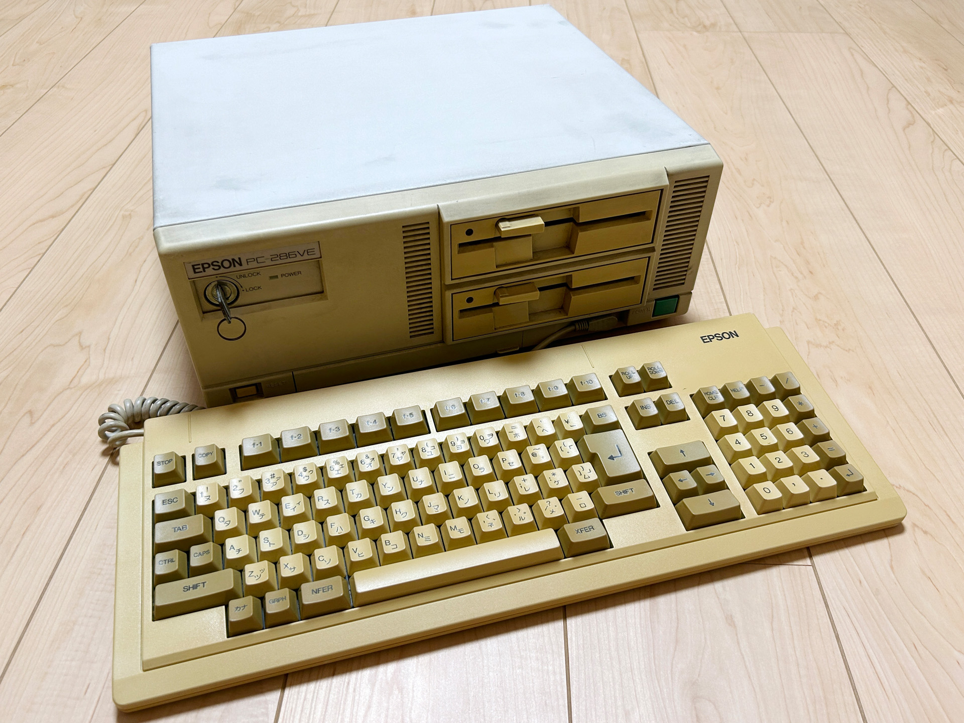 正面からの見た目は、PC-286Vから大きくは変わっていません。本体左側には、この時期のエプソンマシンお馴染みの鍵をさす場所が用意されていました。