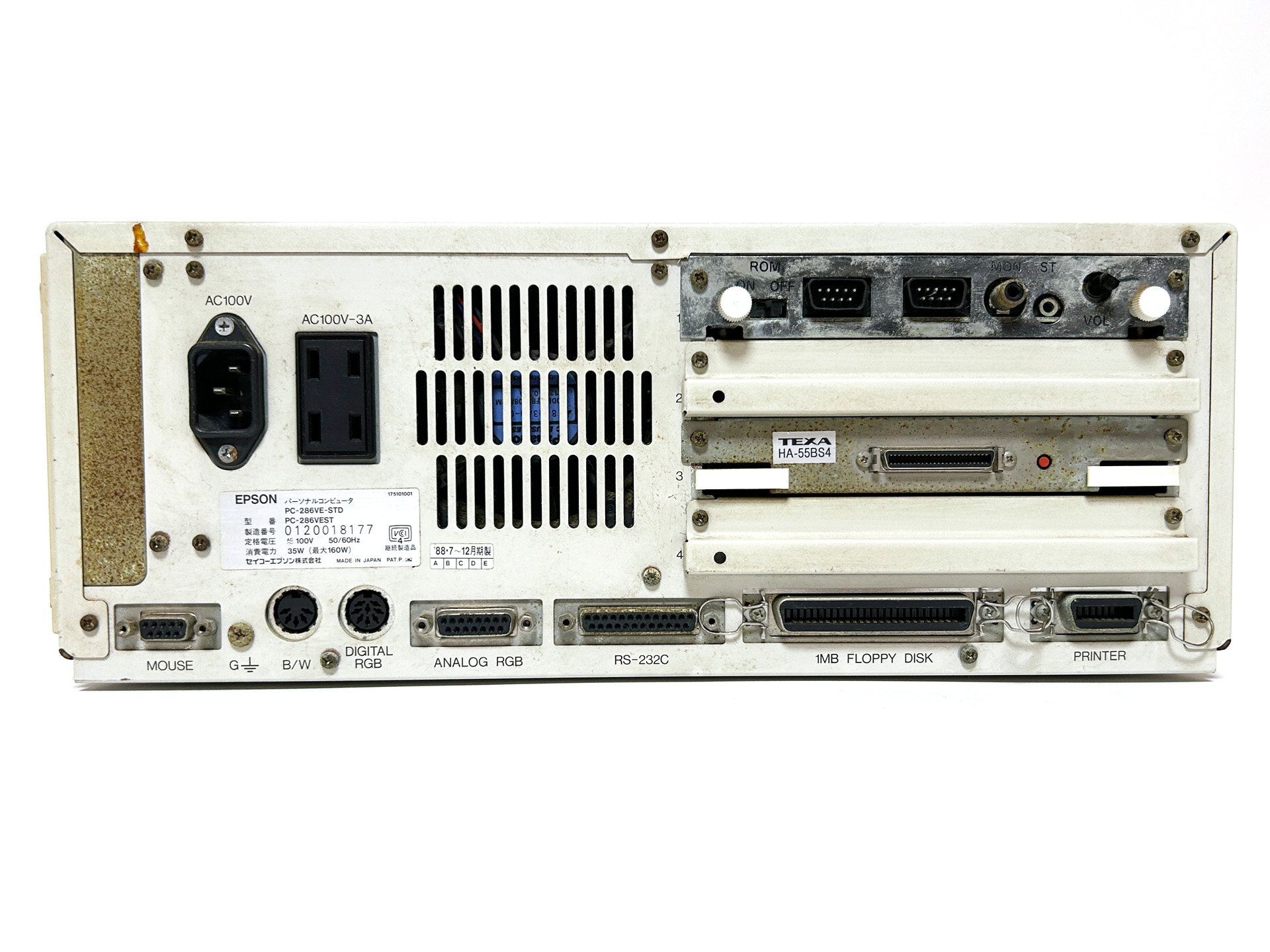 本体背面は左から内蔵HDD増設スペース、電源コネクタ、サービスコンセント、拡張スロット×4、下段が左からマウスコネクタ、モノクロモニタ接続端子、デジタルRGB接続端子、アナログRGB接続端子、RS-232Cコネクタ、1MBフロッピーディスクドライブインタフェース、プリンタポートと並んでいました。