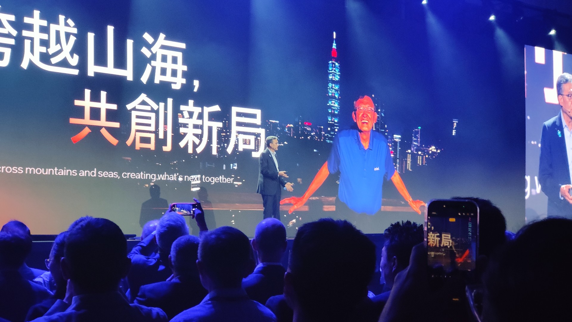 南港第2展示ホールで基調講演するIntel CEOのリップブー・タン氏