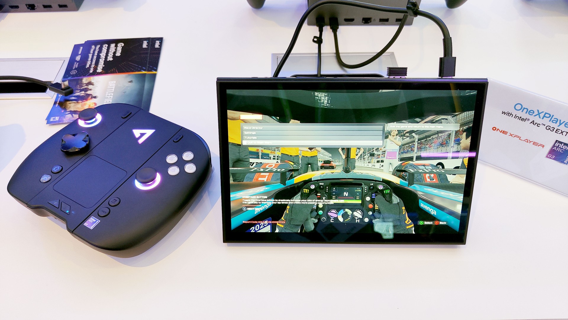 ONE-NETBOOK Technologyの「OneXPlayer 3」。8.8型OLEDでリフレッシュレートは144Hz。コントローラーやキーボードは着脱式