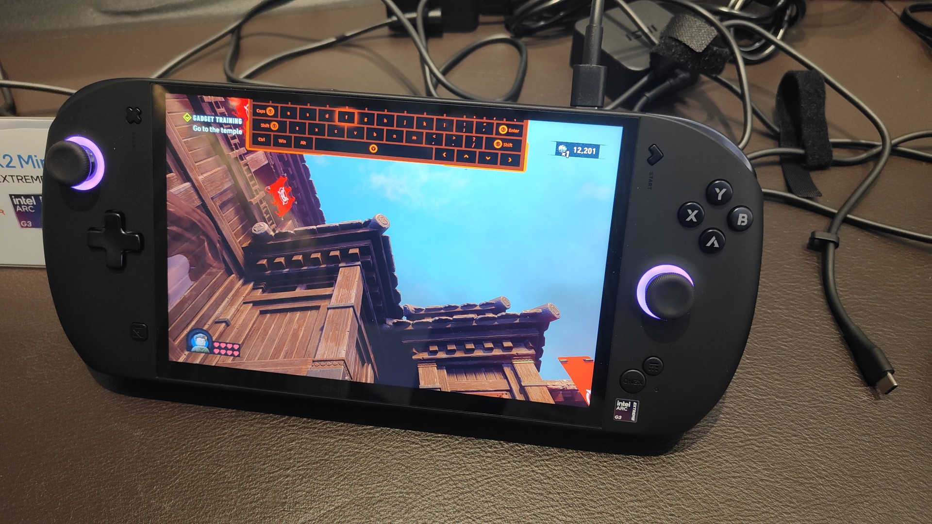 展示会場ではONE-NETBOOK Technologyの「OneXPlayer X2 Mini」というモデルも見かけた。詳細の発表を待ちたい