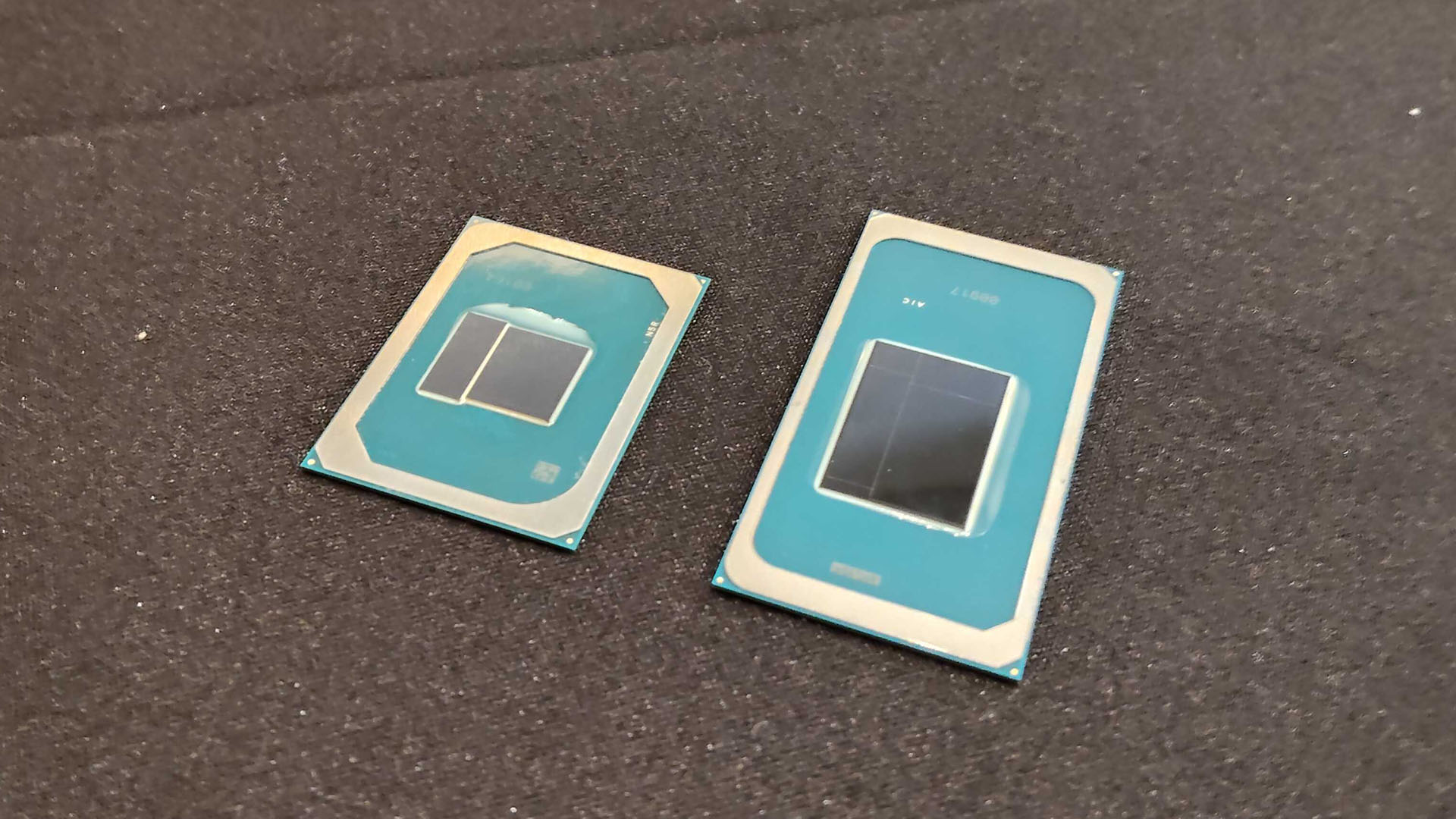 Core シリーズ 3(写真左)およびCore Ultra シリーズ 3(同右)
