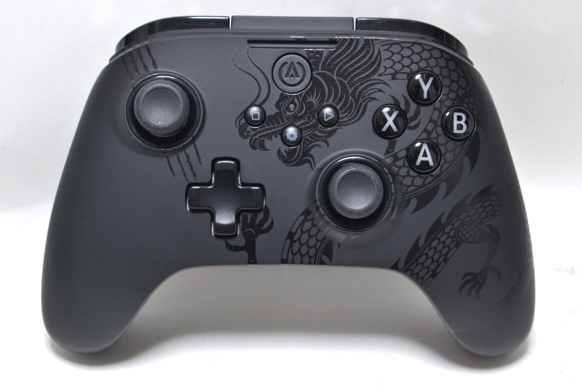 筆者所有のPowerA製ゲームパッド「バトルドラゴン・ワイヤレスコントローラー」。形は「Xbox ワイヤレス コントローラー」とそっくりだが、ホールエフェクトセンサーを採用している