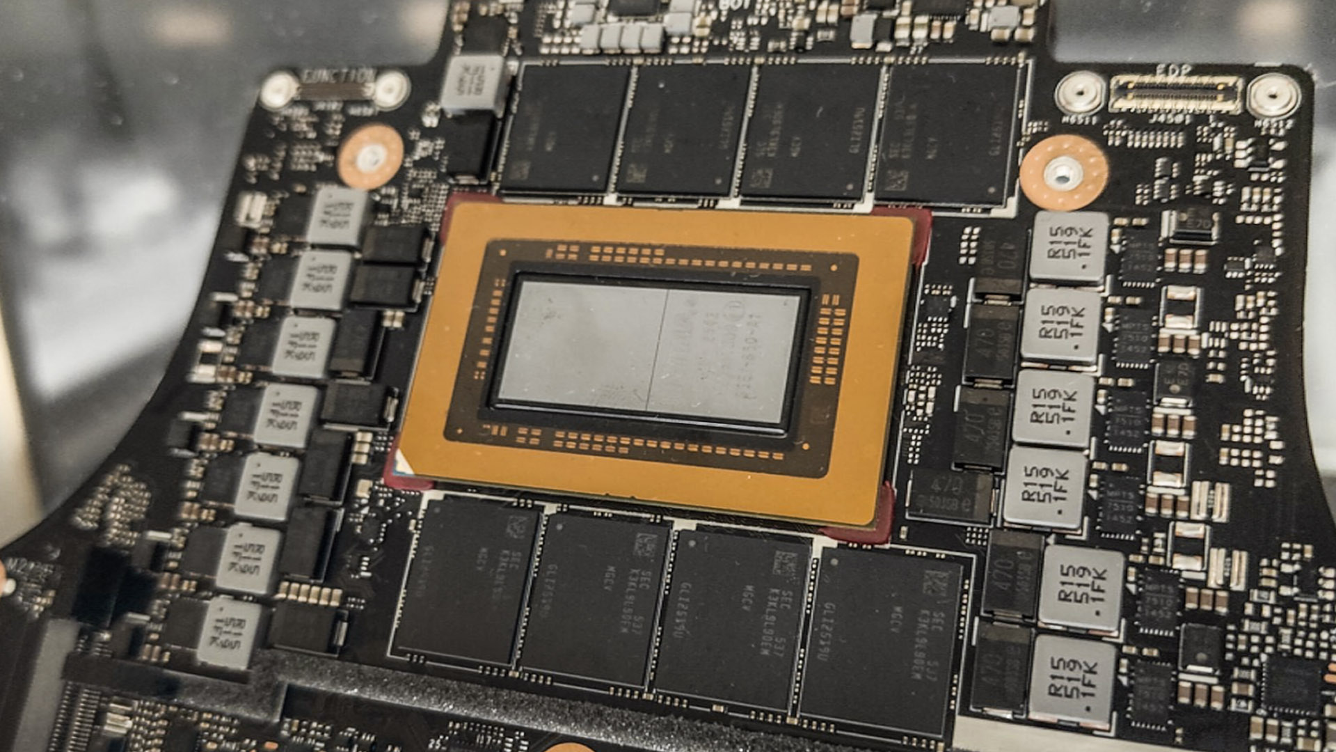 中央がノートPCの基板に実装されたNVIDIA RTX Sparkのチップ